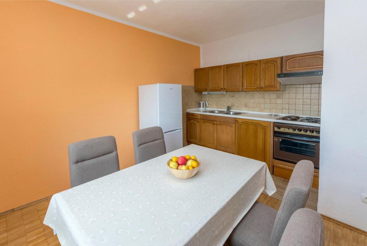 פרימוסטן Apartments Jelka מראה חיצוני תמונה